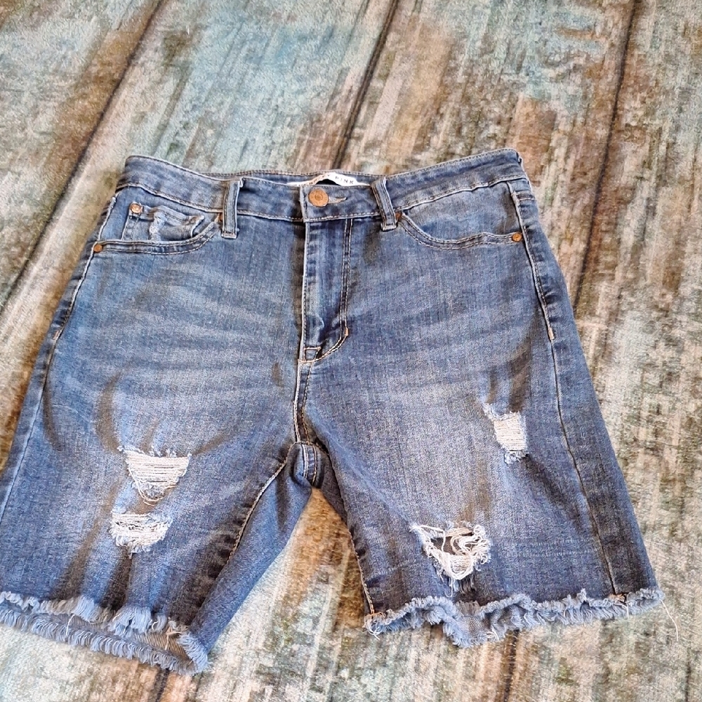 🔥🔥$8.00 Celebrity Pink Blue Distressed Jean Shorts. Size 5